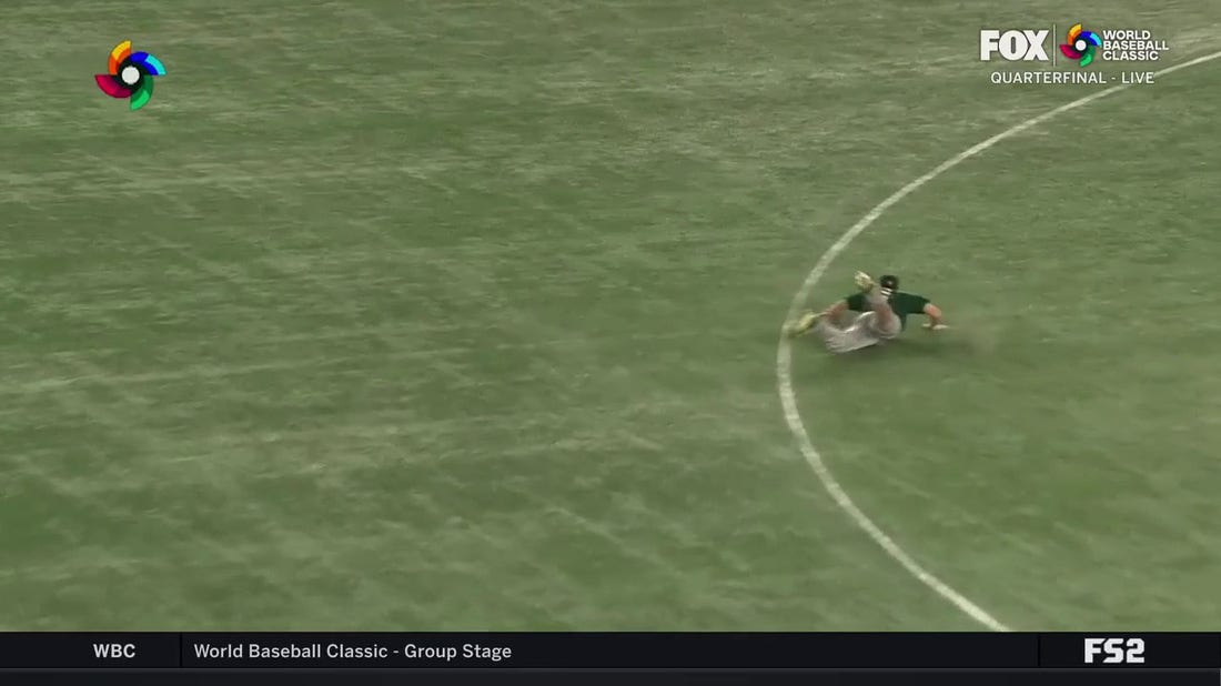 Robbie Glendinning makes a beautiful diving play to keep Australia tied at 1-1 with Cuba