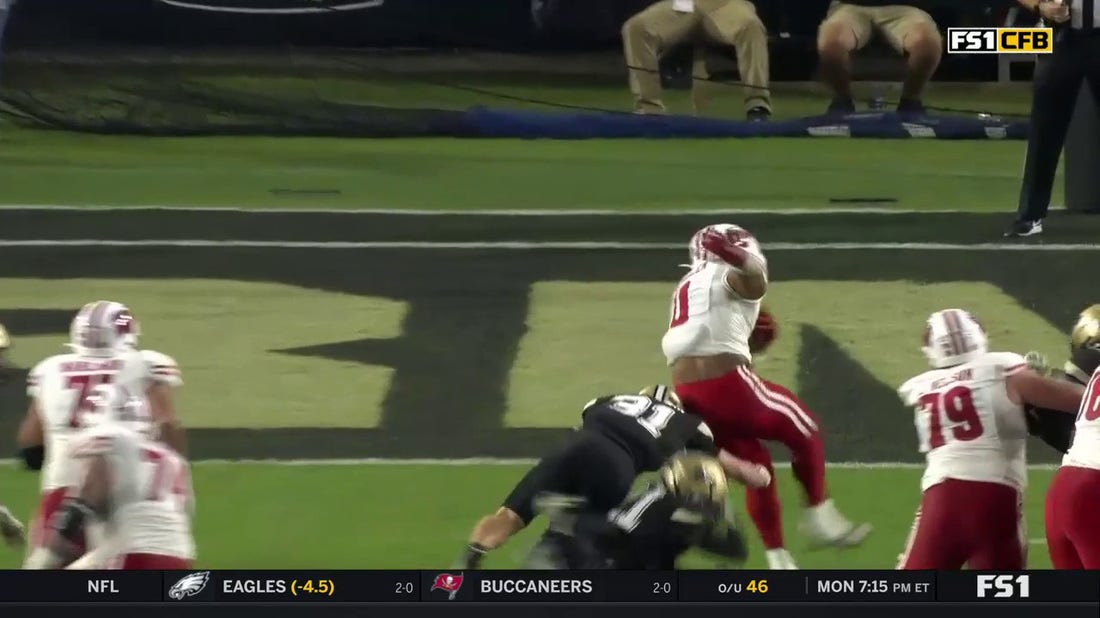 Wisconsin Badgers running back Braelon Allen (0) holds up the game