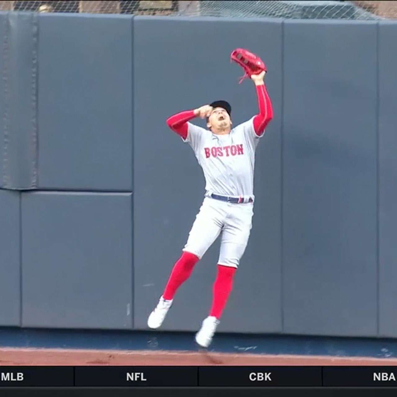 Jonah Heim makes incredible catch, 09/12/2022