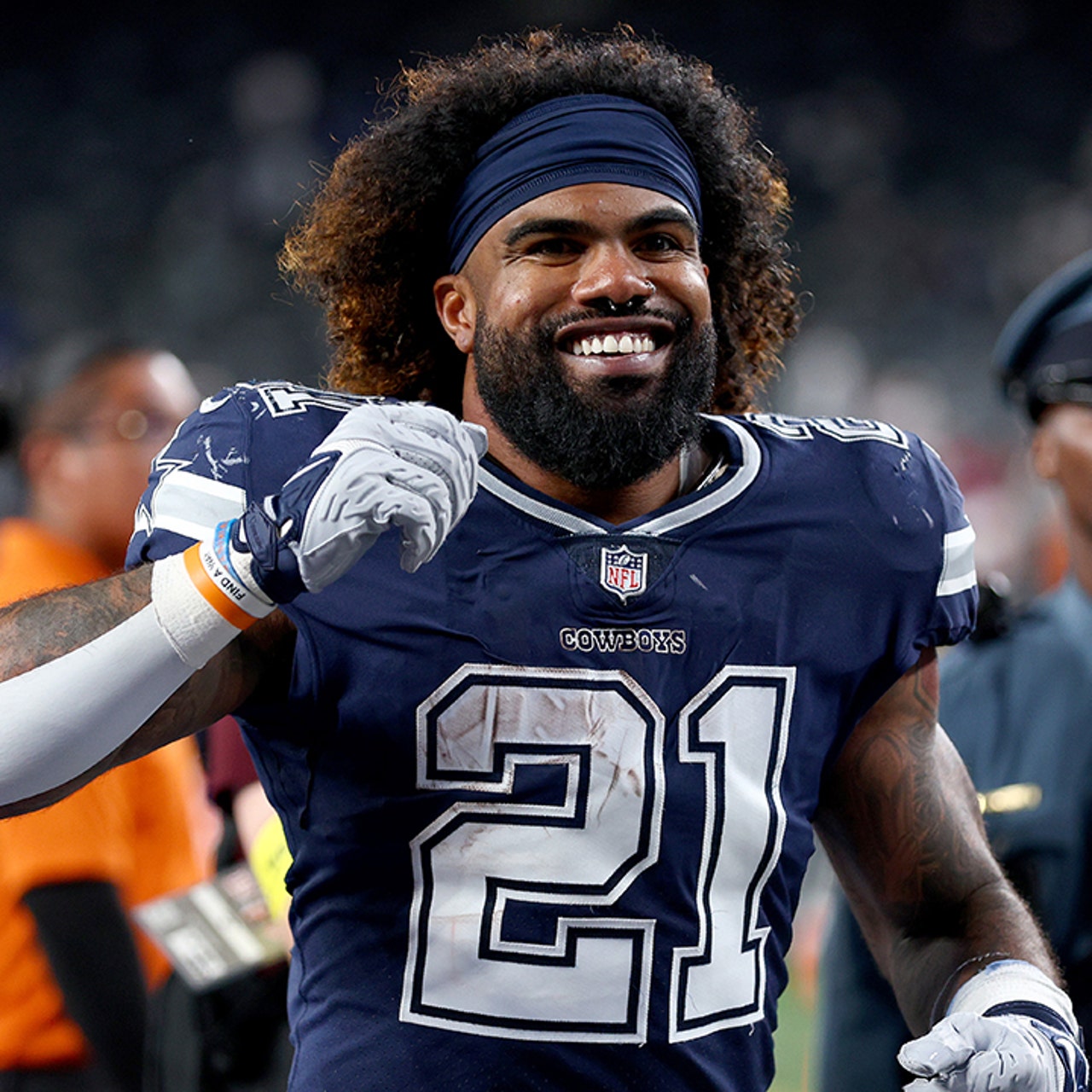 Ezekiel Elliott is willing to take pay cut to remain with Cowboys