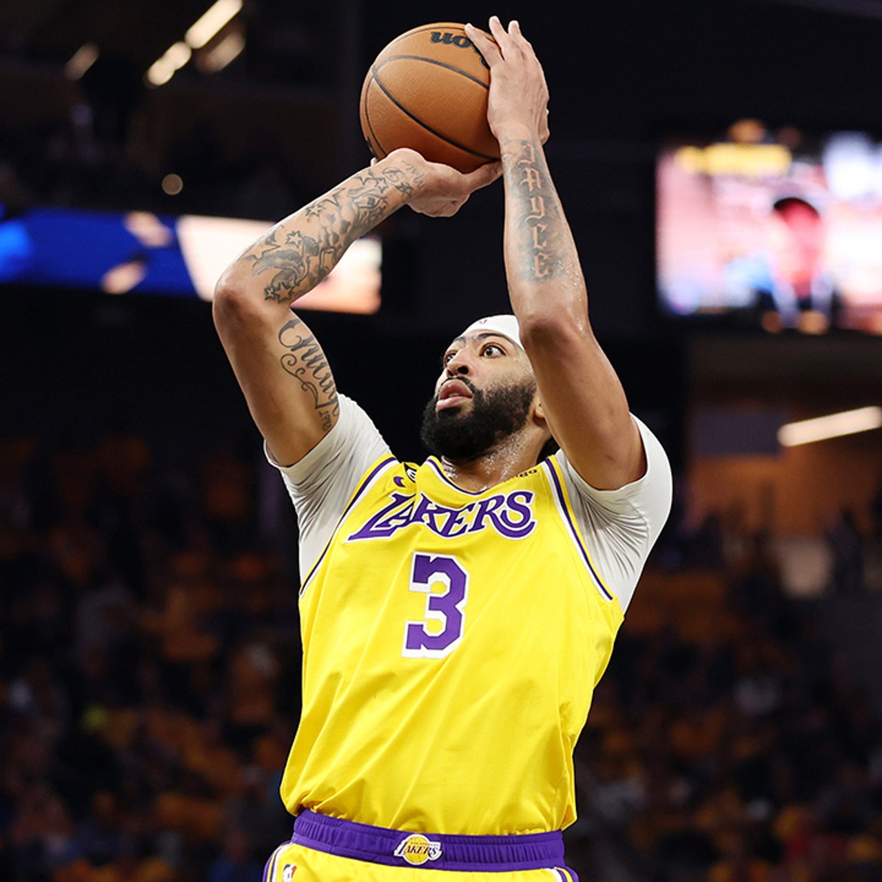 Anthony Davis Dominates as Lakers Hold Off Warriors