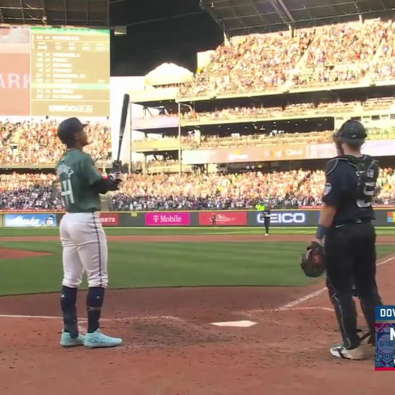 Mariners' Julio Rodríguez receives a standing ovation from Seattle