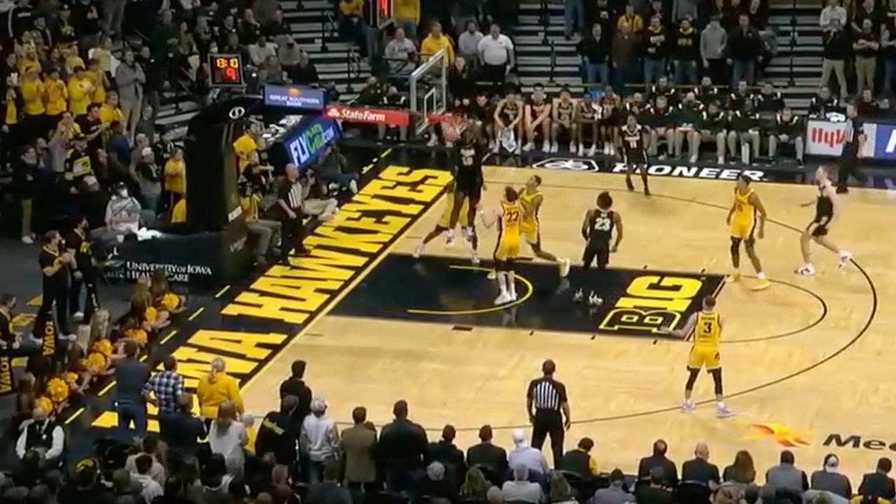 Sasha Stefanovic finds Trevion Williams on the alley-oop slam as Purdue leads in the second half