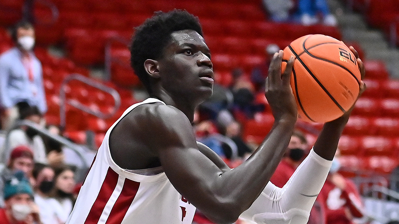 Washington State's Tyrell Roberts feeds Mouhamed Gueye for big-time slam dunk