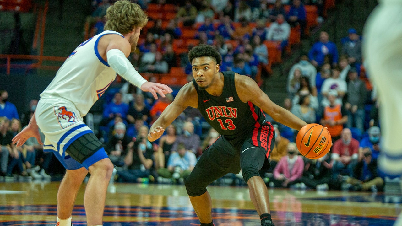 UNLV's Bryce Hamilton drops 32 points in a close loss against Boise State, 69-63