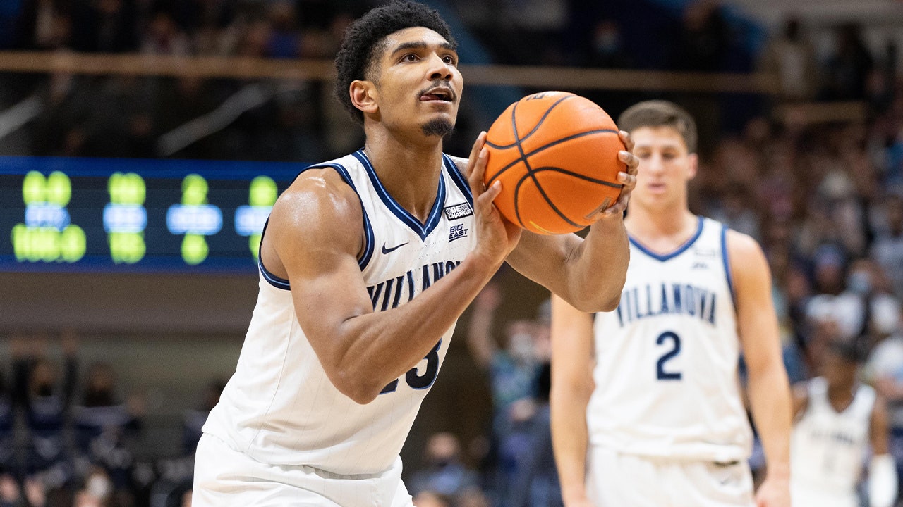 Villanova's Jermaine Samuels breaks away, throws down MONSTER slam