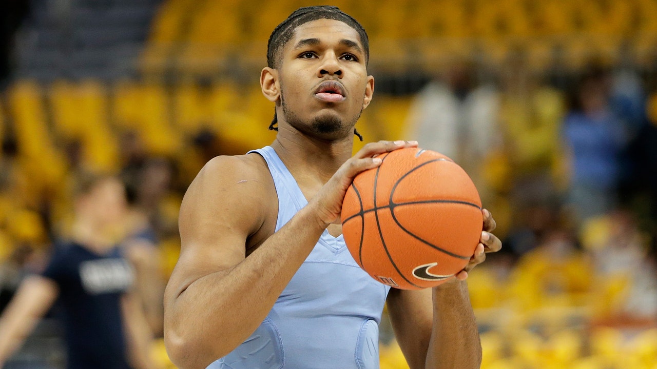 Marquette's Justin Lewis throws down an EMPHATIC one-hand jam