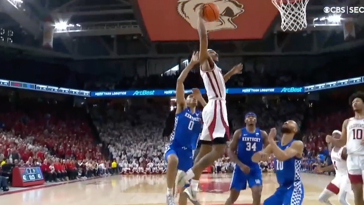 Arkansas' JD Notae throws down a vicious slam vs. Kentucky in the second half