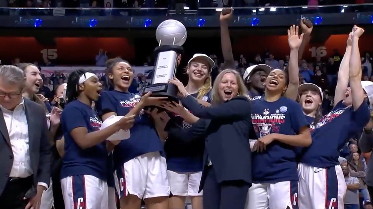 UConn Huskies hoist the trophy after winning the Women's Big East title over Villanova 70-40