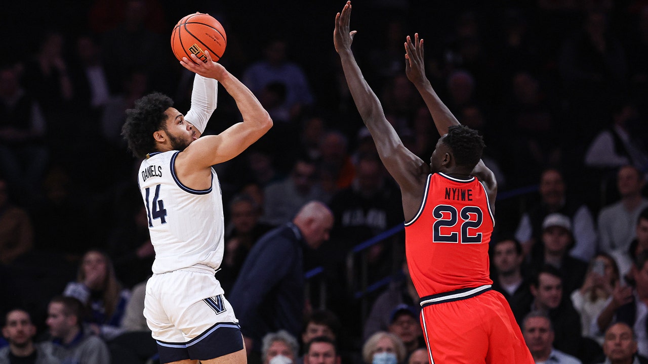 Caleb Daniels' 19-point performance fuels No. 8 Villanova past St. John's, 66-65