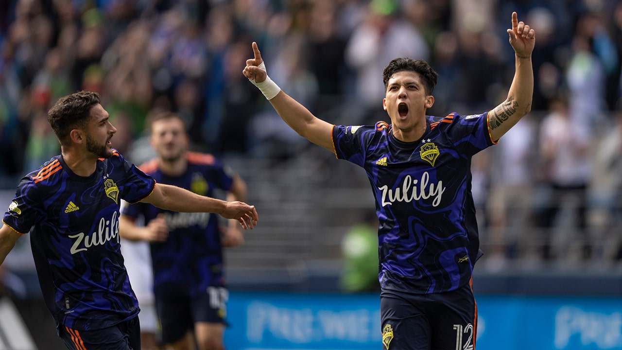 Seattle Sounders earn first win of season in back and forth game with L.A. Galaxy, 3-2 I FULL HIGHLIGHT