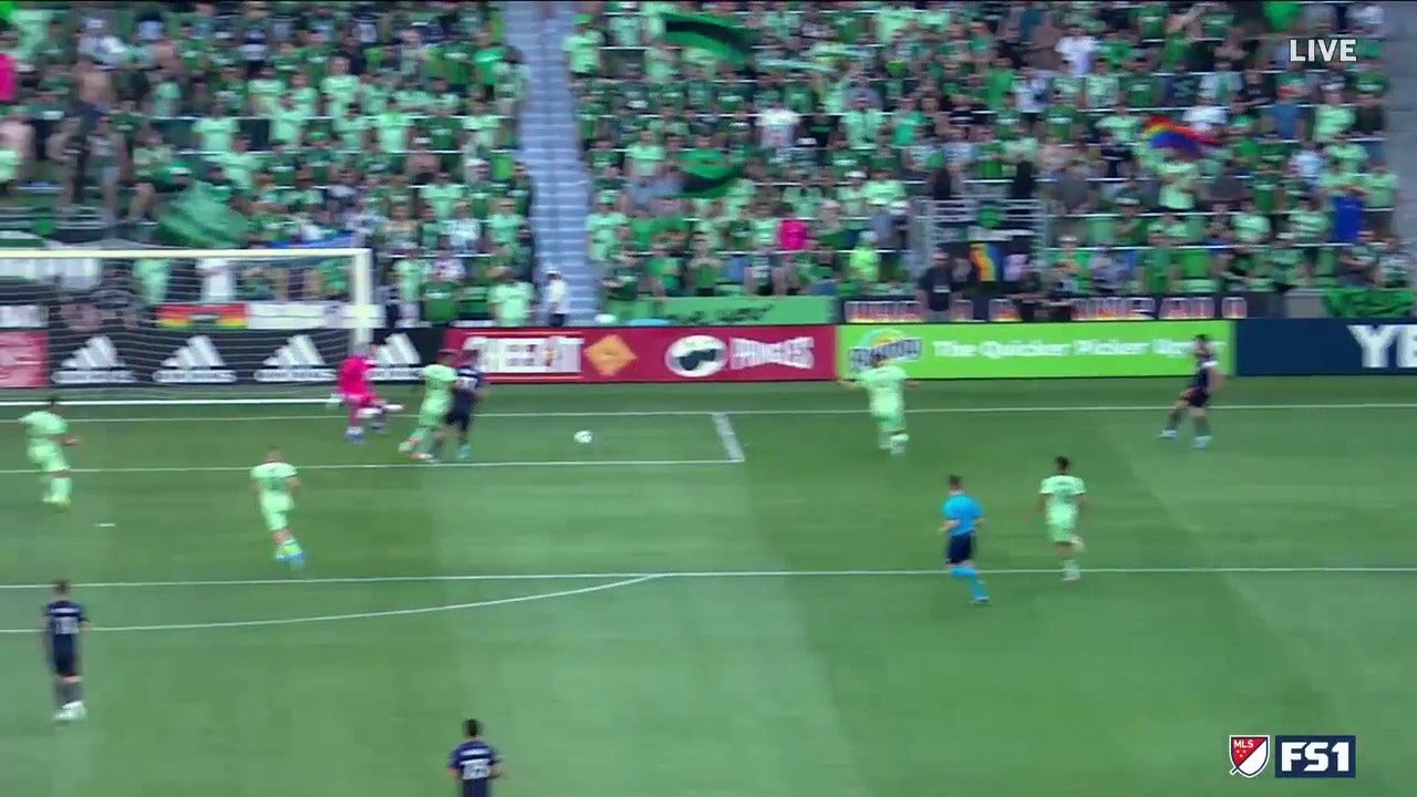 Will Bruin puts the Seattle Sounders up 1-0 after this finish in traffic