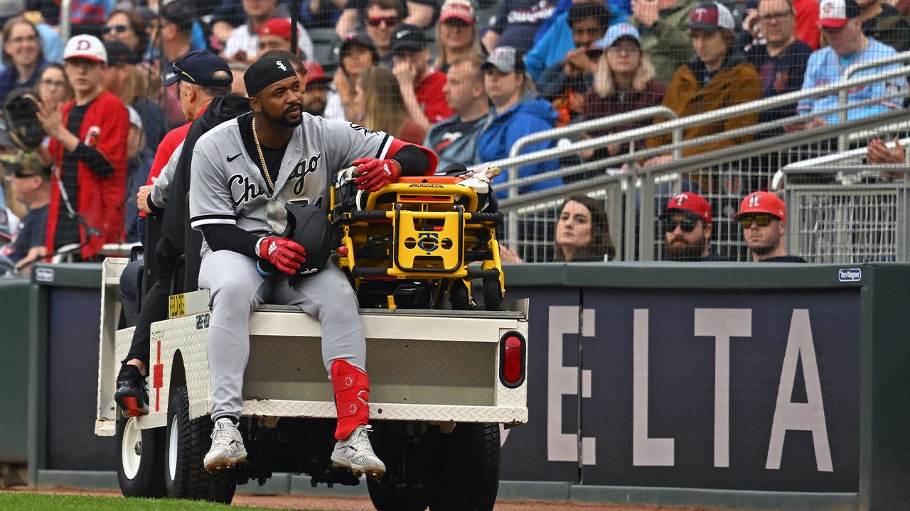 Eloy Jiménez suffers serious injury, carted off vs. Twins