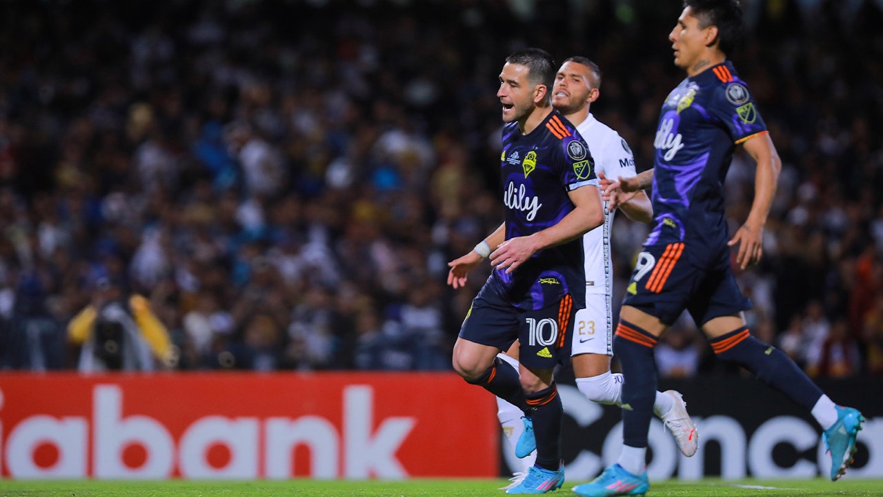 Nicolás Lodeiro strikes a GORGEOUS penalty to help Sounders cut in Pumas' lead, 2-1