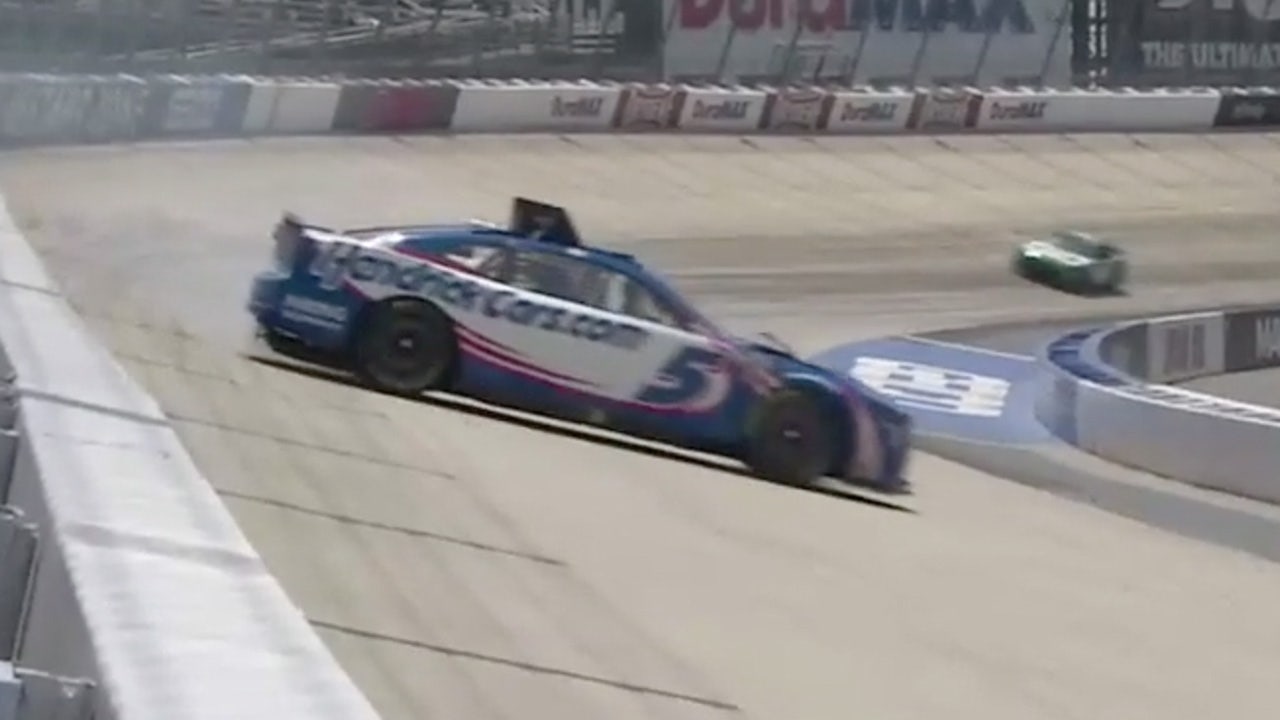 Kyle Larson blows tire, makes tremendous save from hitting wall