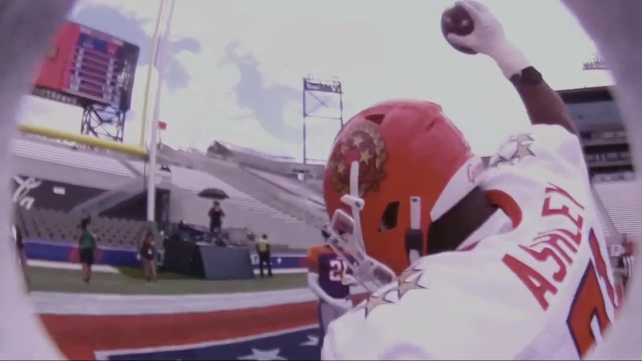 USFL Helmet Cam: Darius Victor rushes for the TD and let's his lineman celebrate with a ball spike
