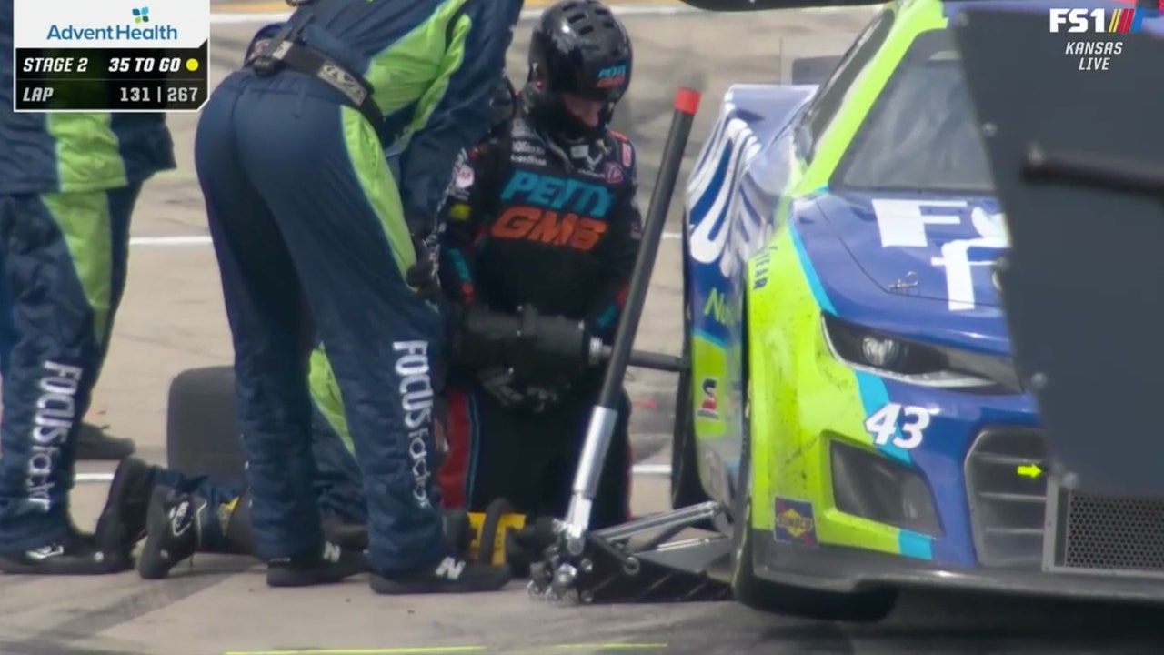 Erik Jones pit crew struggles to remove tire