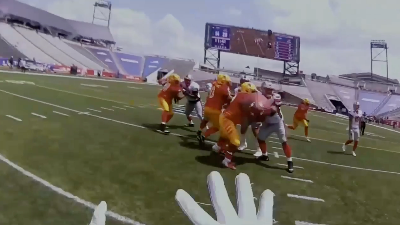 USFL Helmet Cam: Tampa Bay's Juwan Washington makes the Stars' defender miss with the spin move.