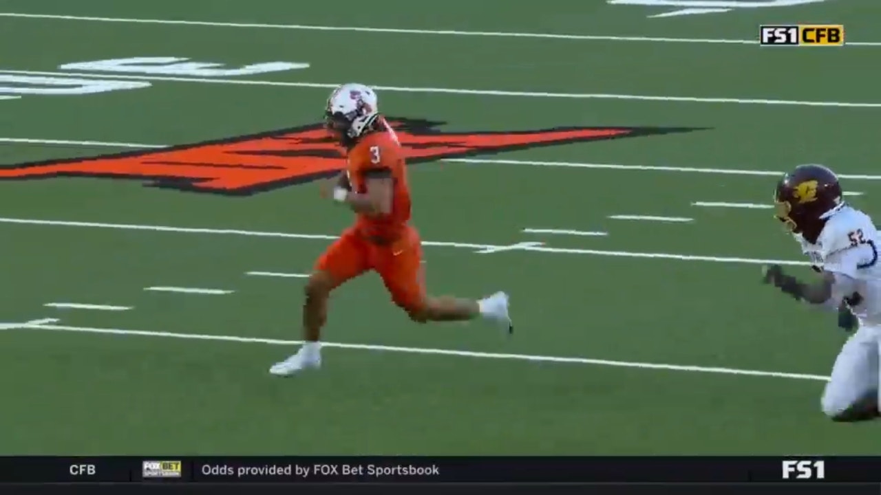 Oklahoma State's Spencer Sanders rushes for a 23-yard touchdown against Central Michigan