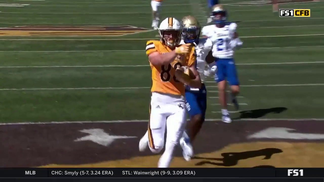 Andrew Peasley connects on a deep ball to Will Pelissier right before halftime to give Wyoming the 17-13 lead