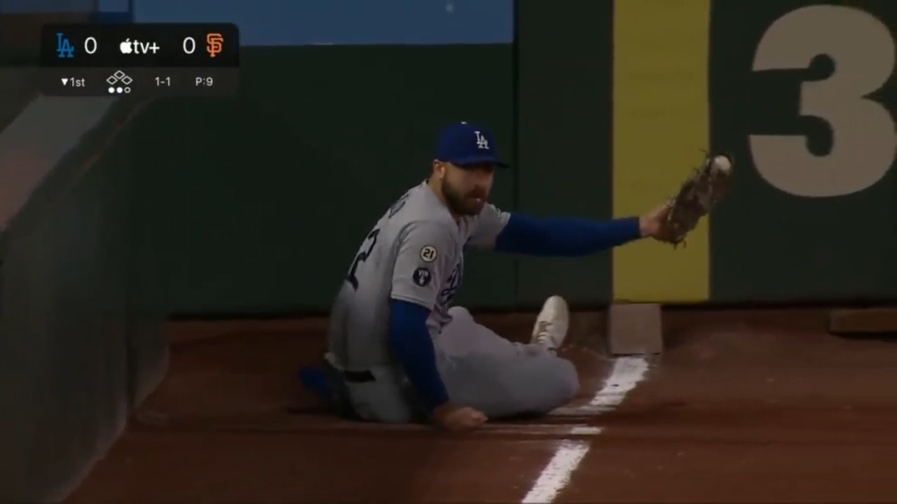 Dodgers LF Joey Gallo makes an incredible sliding catch against Giants