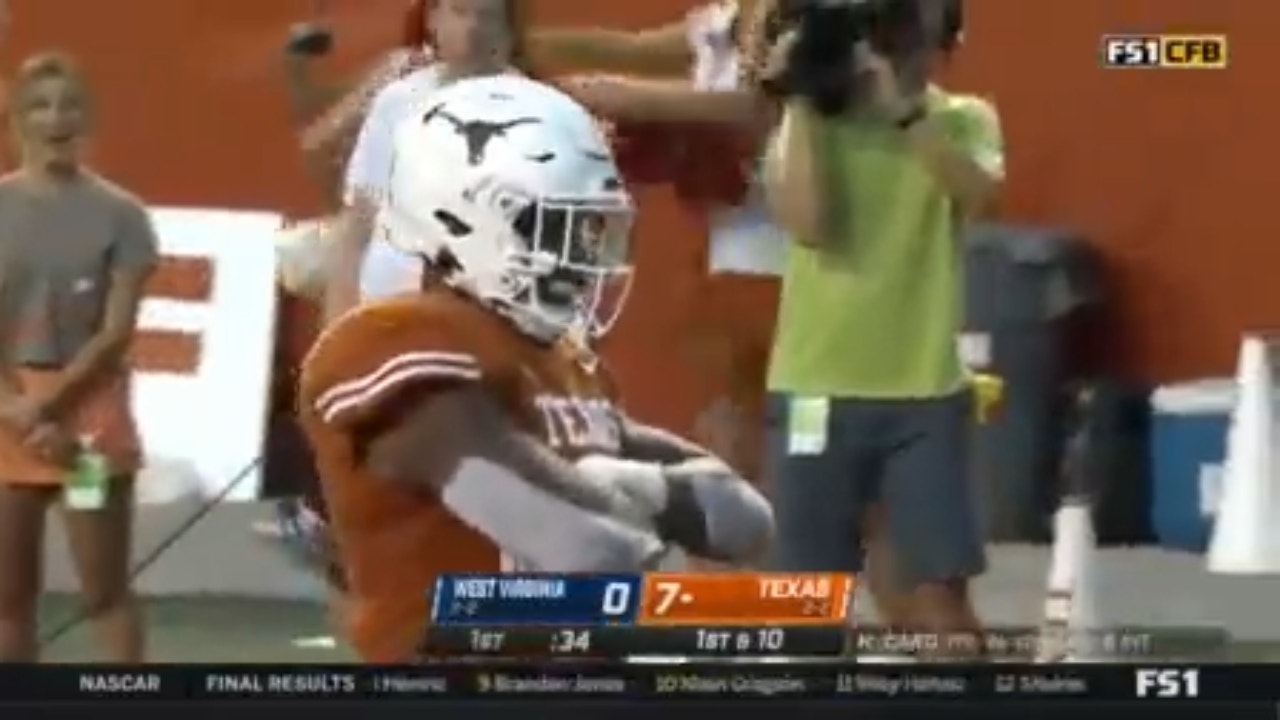 Ja'Tavion Sanders catches a 33-yard touchdown off a Texas double-pass trick play