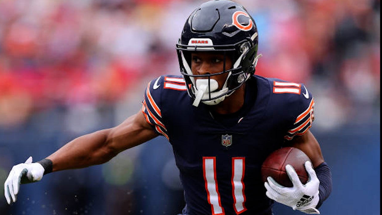 Bears' Darnell Mooney makes a wild one-handed catch against the Vikings