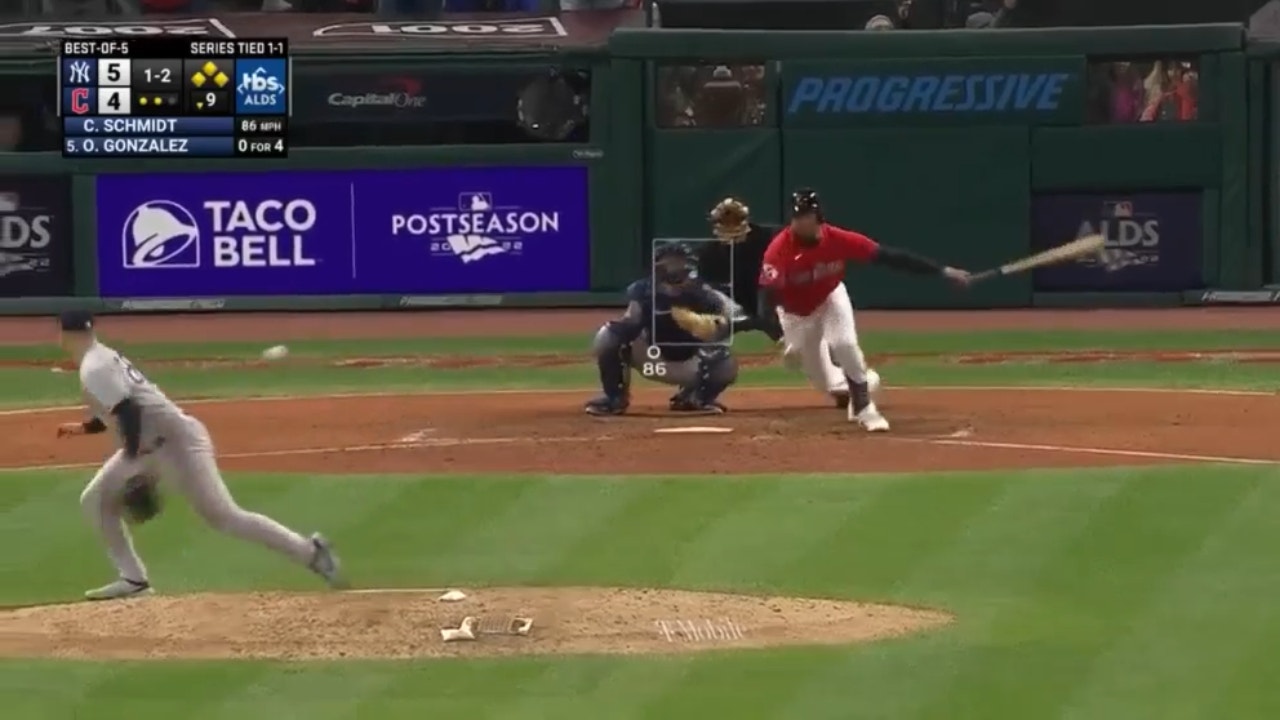 Oscar González's two-run single walks it off for the Guardians