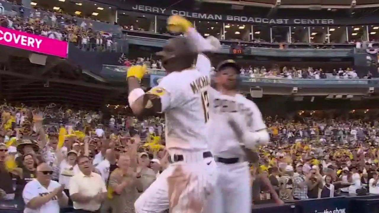 Manny Machado launches a solo homer to extend the Padres' lead