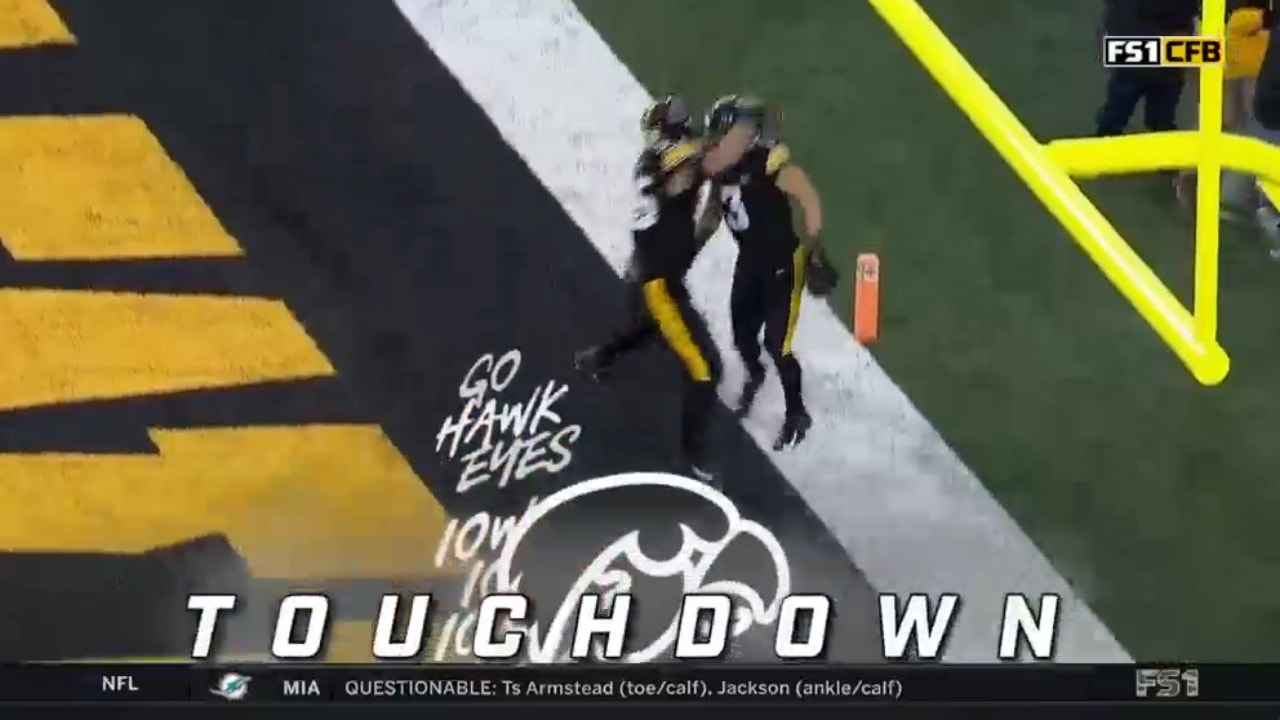 Hawkeyes intercept Badgers' pass for their second TD