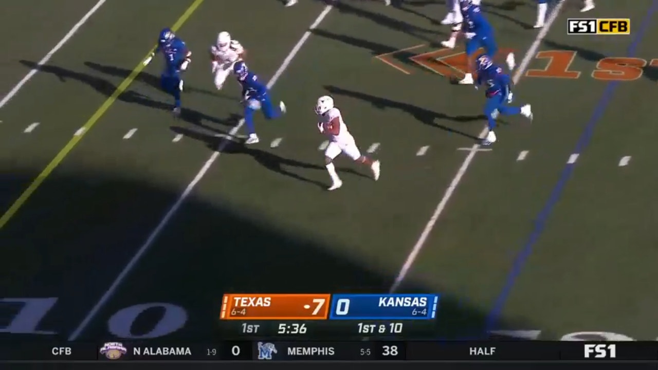 Texas' Bijan Robinson scores 17-yard rushing touchdown against Kansas