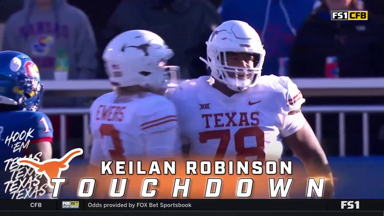 Quinn Ewers connects with Keilan Robinson for a 15-yard TD to extend the Texas lead