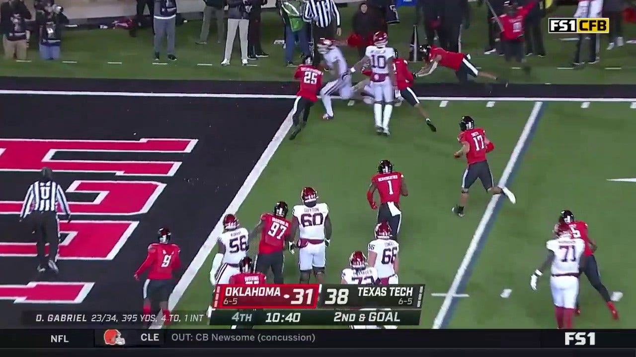 Oklahoma's Brayden Willis catches a five-yard TD pass to TIE the game 38-38 against Texas Tech