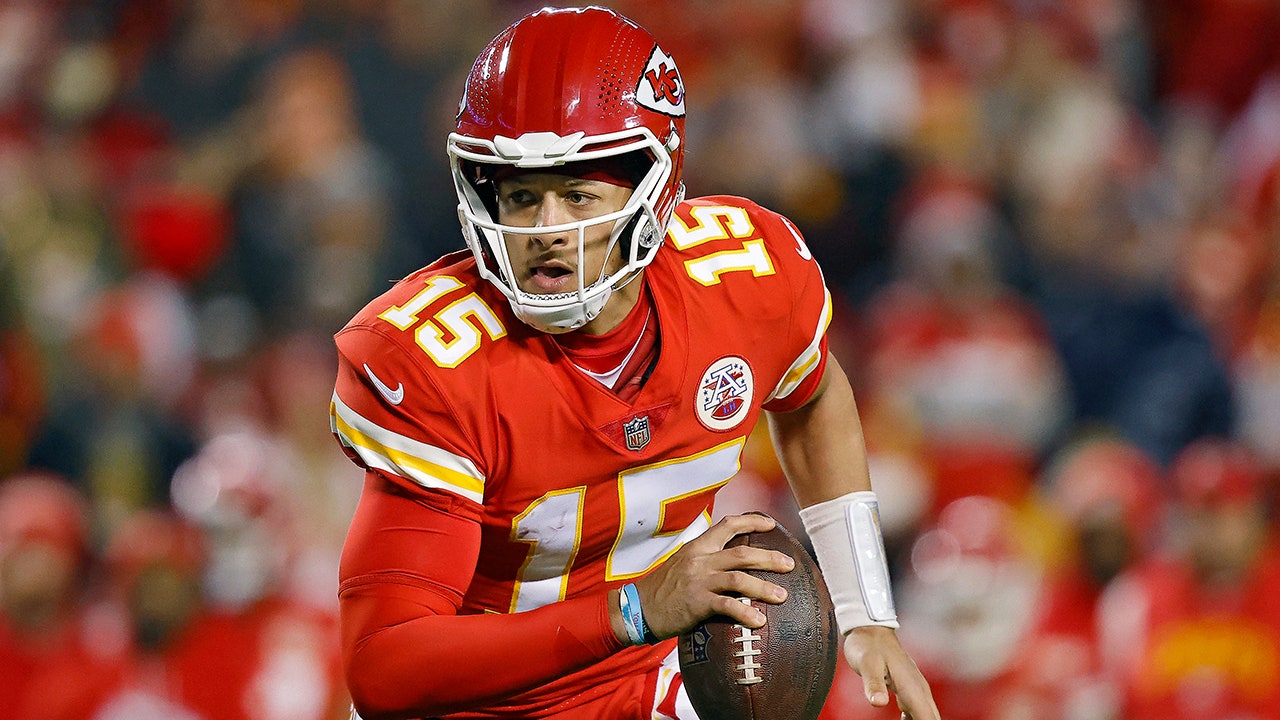 Patrick Mahomes' 320 yards led the Chiefs to a 26-10 victory over the Rams