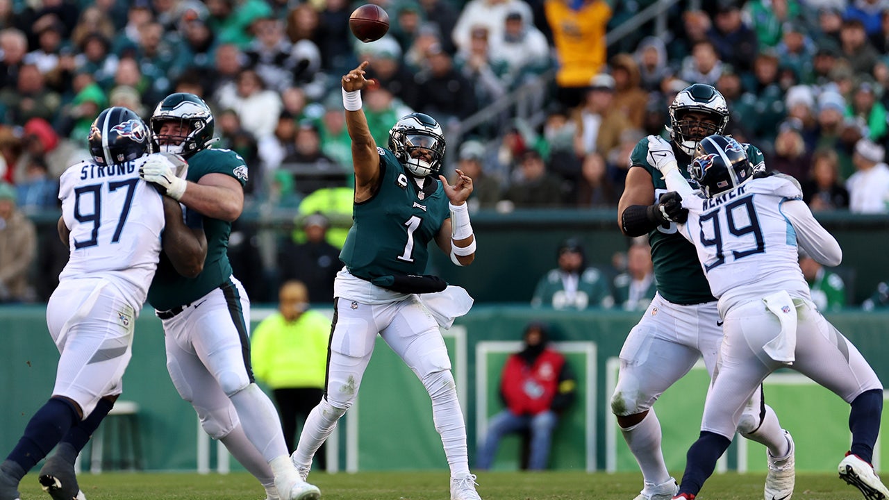 Jalen Hurts and Eagles pummel Titans 35-10 in dominant win