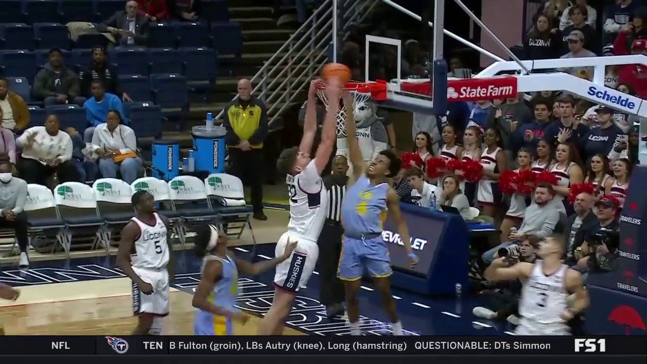 Donovan Clingan caps off a dominate first half for the Huskies with a putback dunk