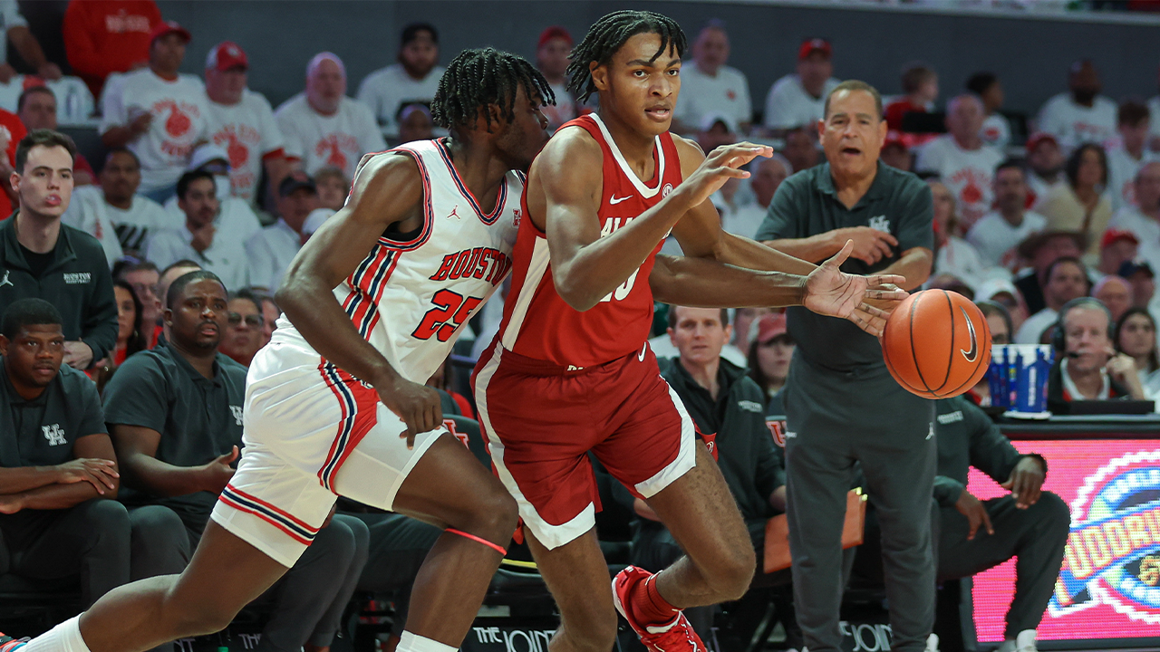 Noah Clowney's late putback ends up being the deciding bucket in No. 8 Alabama's upset win over No. 1 Houston