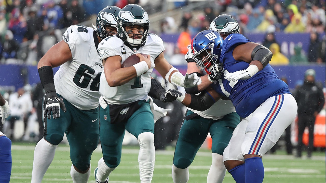 Jalen Hurts helps the Eagles soar to the blowout victory against the Giants