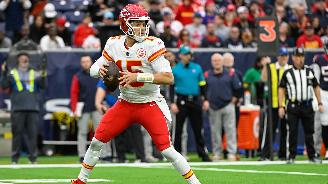 Patrick Mahomes and Russell Wilson exchange jerseys after Seahawks beat  Chiefs 