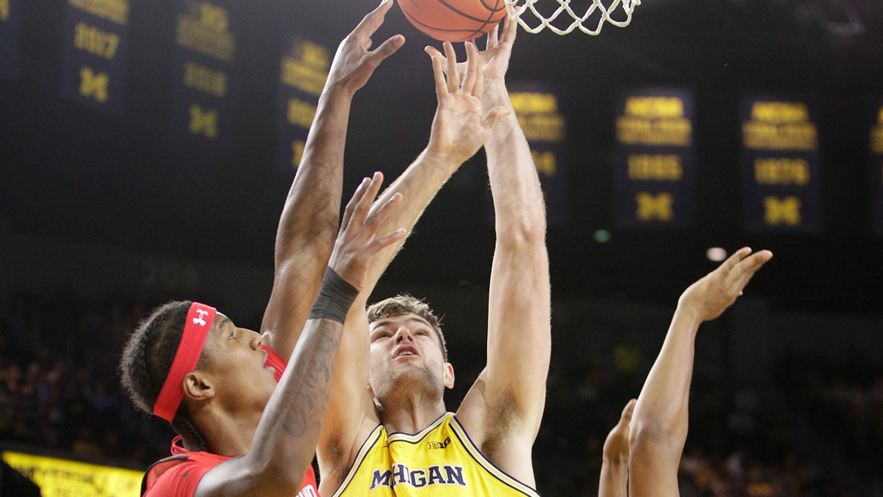 Michigan's Hunter Dickinson carries the Wolverines to an impressive 81-46 victory over Maryland