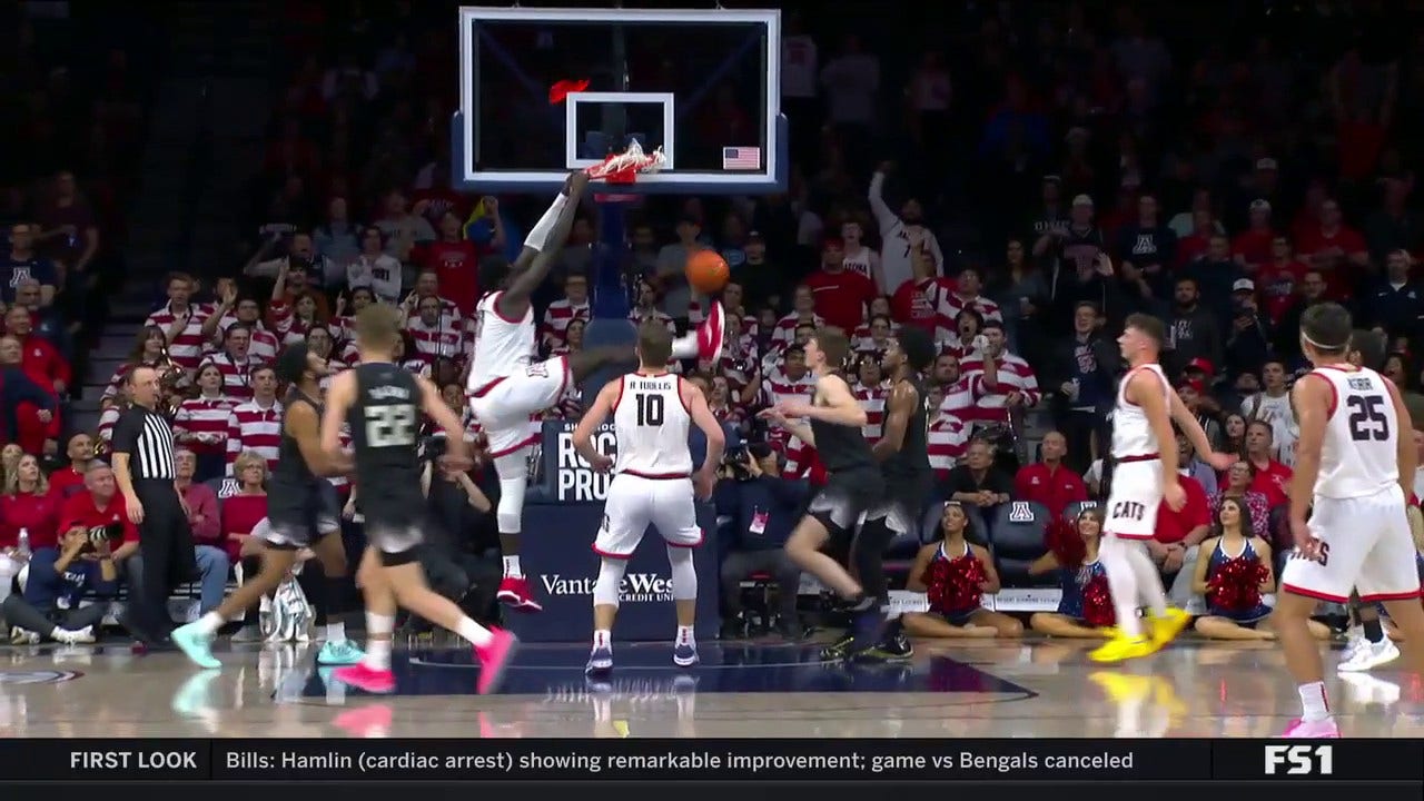 Oumar Ballo throws down the alley-oop dunk to help Arizona close the gap on Washington going into the half