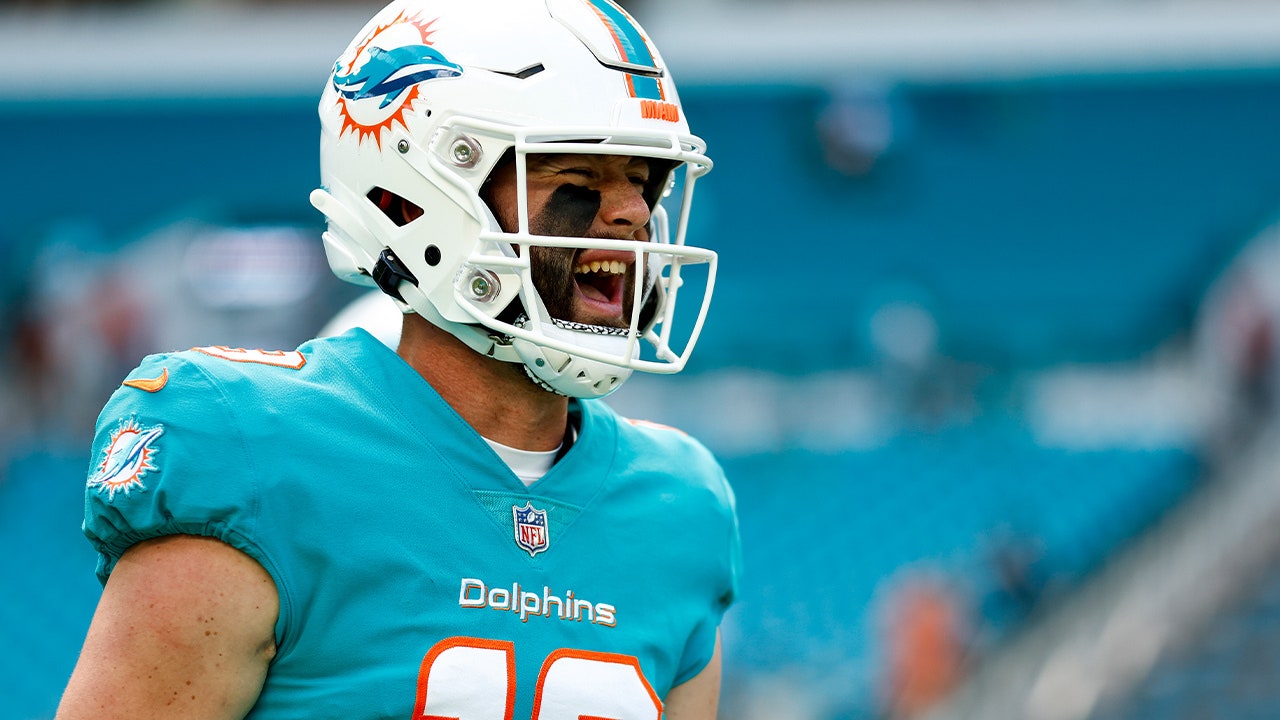 Skylar Thompson leads Dolphins' game-winning drive over Jets to clinch playoff spot