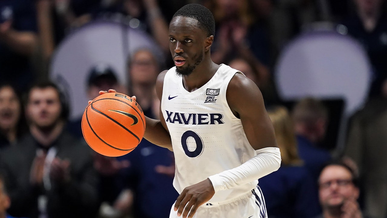 Xavier's Souley Boum drains a CLUTCH jumper to seal No. 12 Xavier's victory over No. 25 Marquette