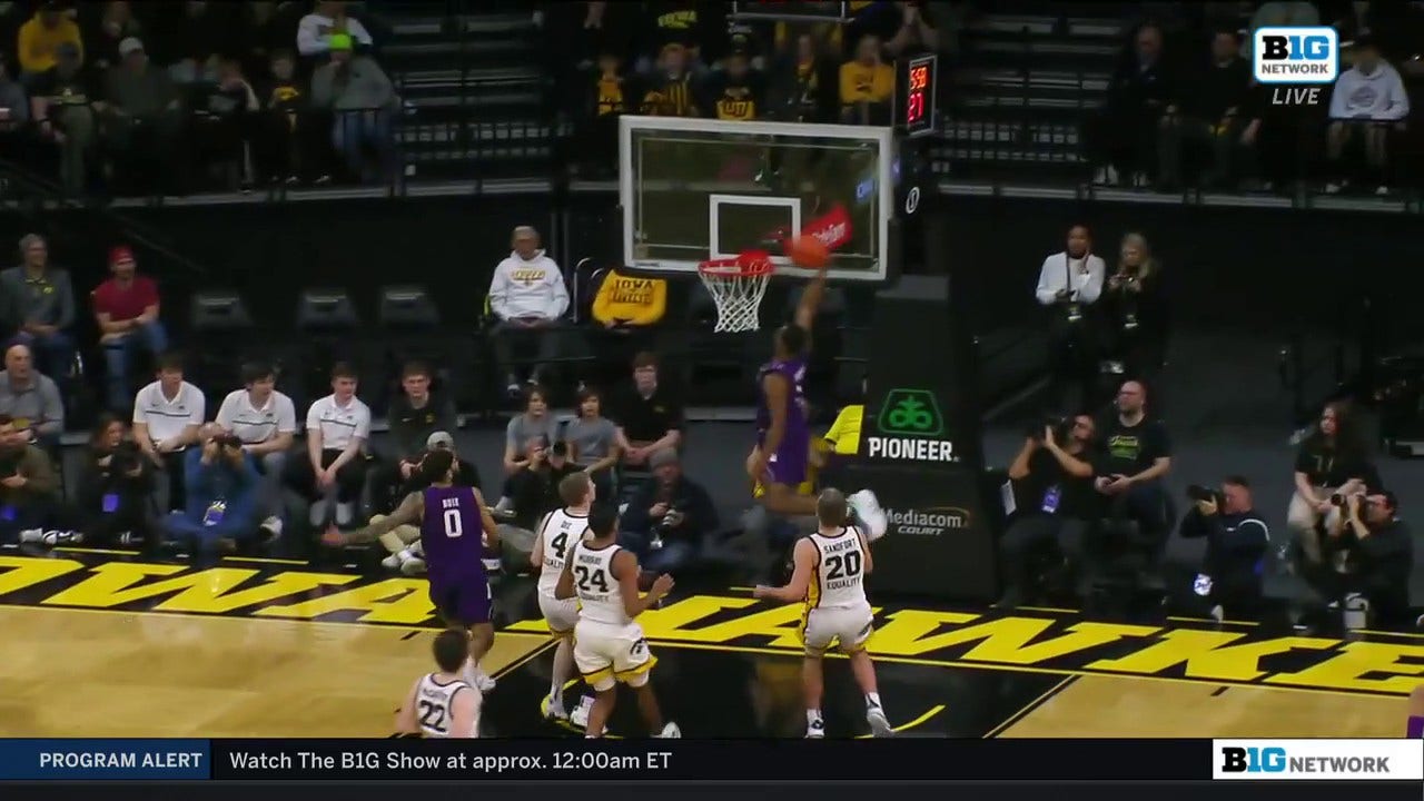 Northwestern's Chase Audige throws down a NASTY one-handed jam off an alley-oop from Boo Buie