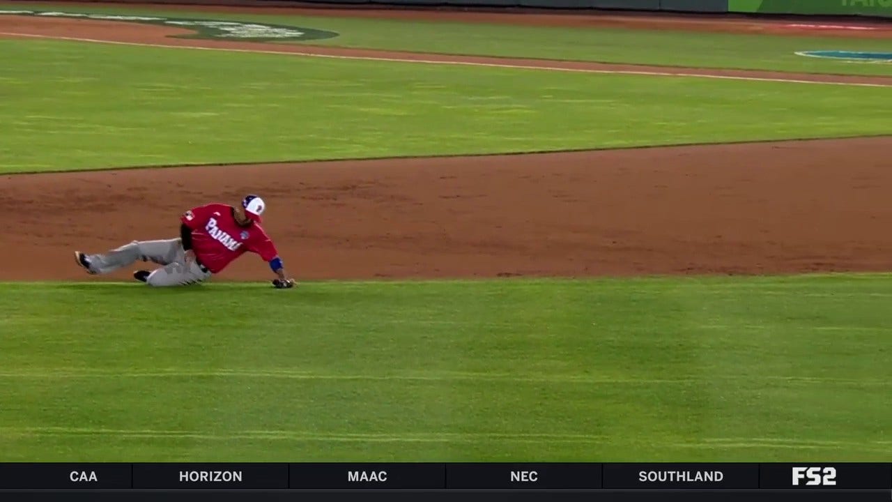 Ruben Tejada de Panamá hace un slider tonto para sacar al corredor en primera