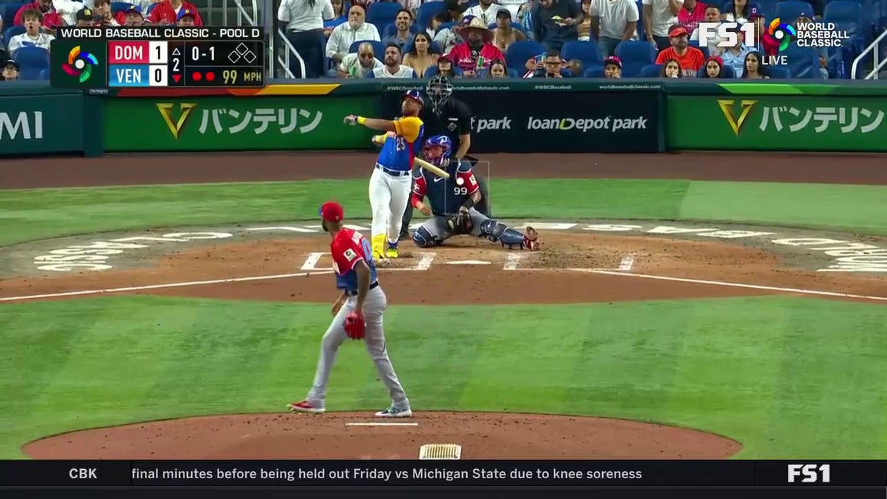 Venezuela's Anthony Santander hits a NO-DOUBTER to tie the game 1-1 against the Dominican Republic