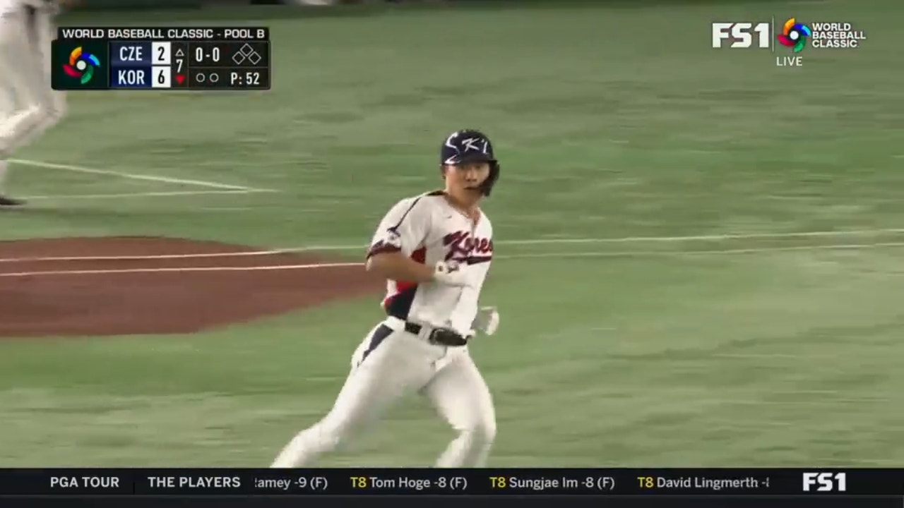 Korea's Ha-Seong Kim crushes ANOTHER solo shot to right field against the Czech Republic in the seventh inning