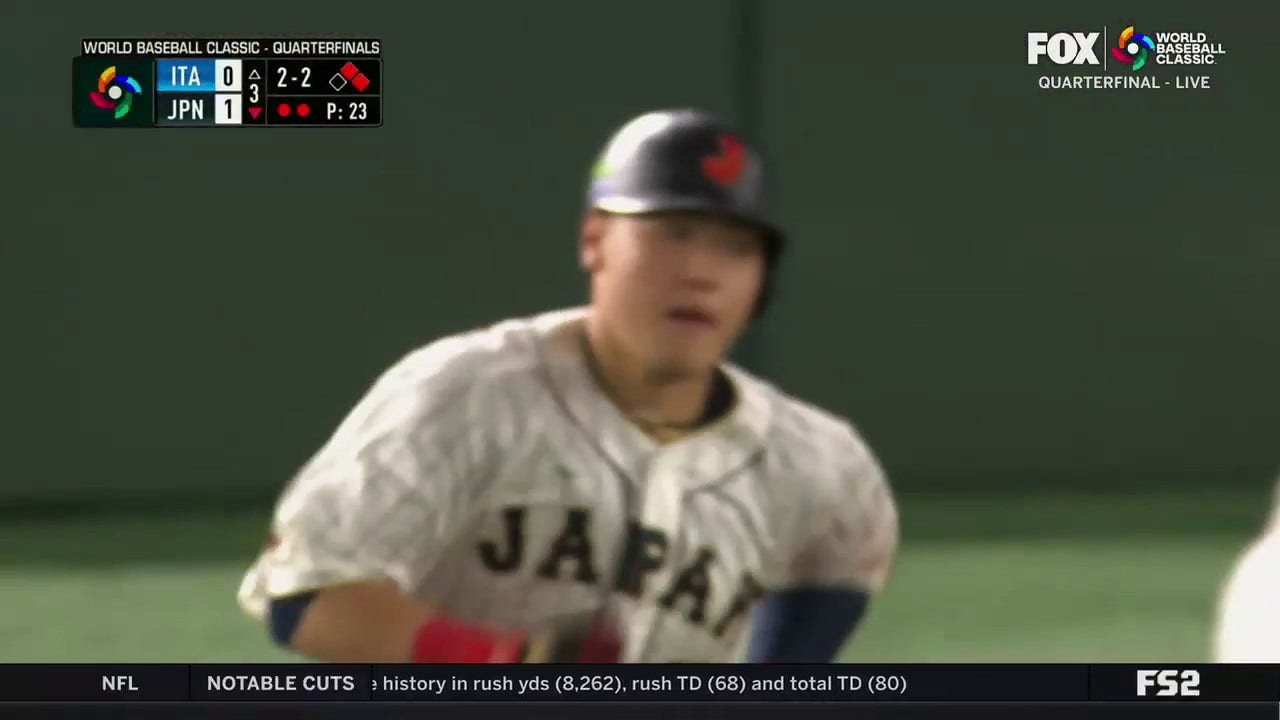 Kazuma Okamoto crushes a three-run home run to left, giving Japan a 4-0 lead over Italy