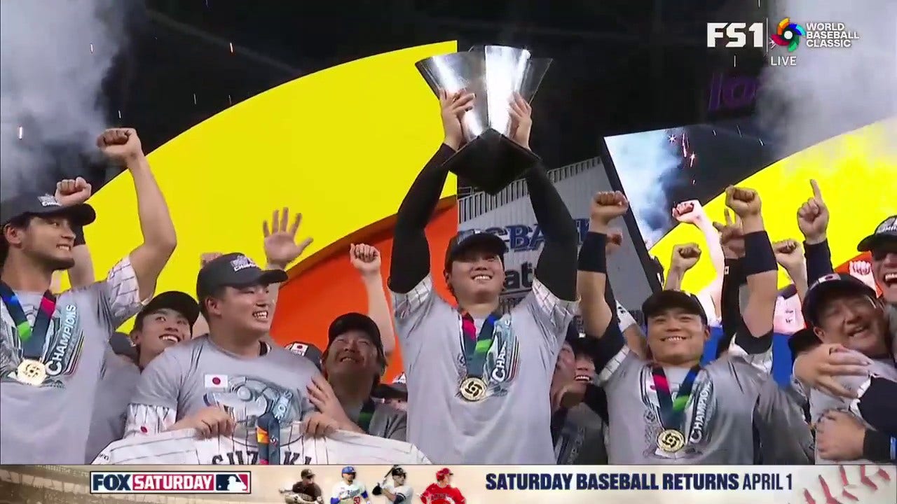2023 WORLD BASEBALL CLASSIC【祝　優勝】日本代表フォト Japan hoists the trophy after winning the 2023 World Baseball