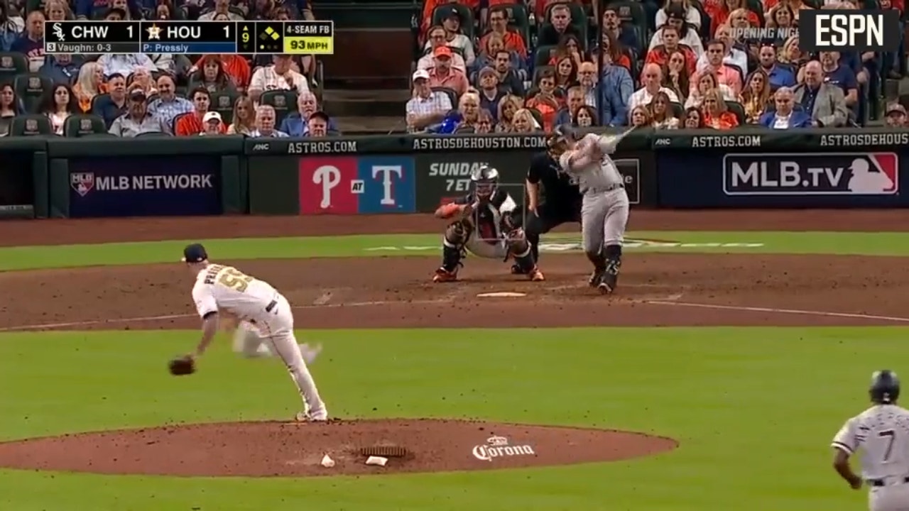 White Sox's Andrew Vaughn smacks a CLUTCH two-run double against Astros